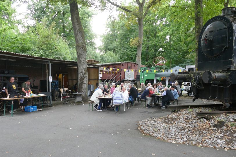 Mitglieder und Gäste der Gesellschaft für Heimatkunde trafen sich Ende Juli 2025 im Gleiscafé.