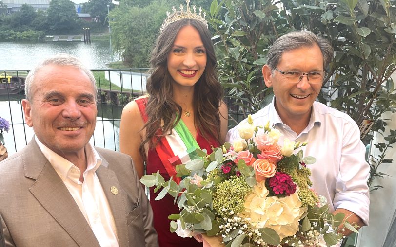 Julia I. (Kellner, Mitte) ist die neue NRW-Kirmeskönigin: Am Donnerstagabend (7.8.2025) wurde sie die Repräsentantin aller Volksfeste in NRW. Die ersten Gratulanten waren Schaustellerpräsident Albert Ritter (li.) und OB Dr. Frank Dudda.