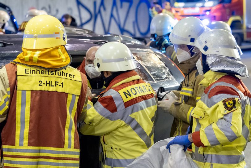 Übung der Feuerwehr in Herne (NW), am Donnerstag (09.06.2022), im Straßentunnel der Dorstener Straße. In dem 109 Metern langen Tunnel, unter den Eisenbahngleisen in Stadtteil Wanne, wurde der Verkehrsunfall mit zwei PKW und drei verletzten Personen realitätsnah inszeniert. Einsatzkräfte der Berufs- und der Freiwilligen Feuerwehr sowie des Rettungsdienstes übten die Befreiung der in den Fahrzeugen eingeschlossenen Personen und deren rettungsdienstliche Versorgung.