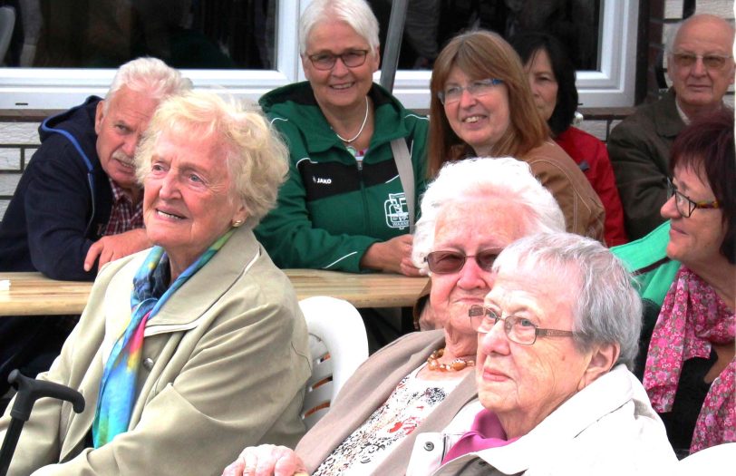 v.l Else Gidner (90), Käthe Baumgart (94), Christa Steinhoff (89) hinten ganz rechts Werner Slembek (83).