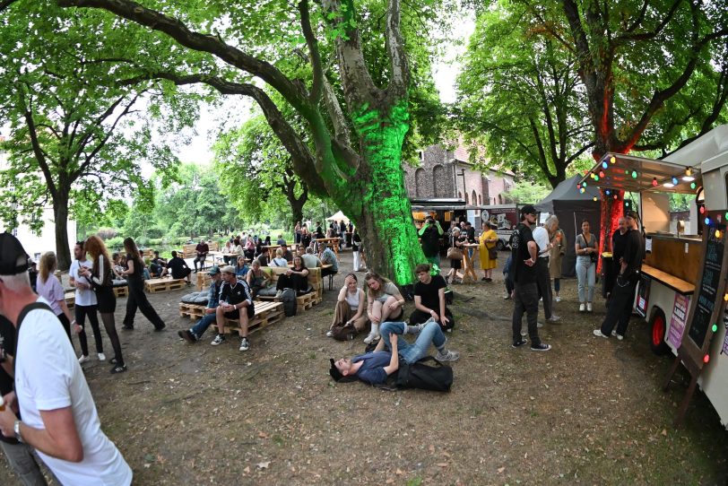 Palettenmöbel, Cocktailbar, Getränkestand und Foodtrucks für die Besucher des Festivals
