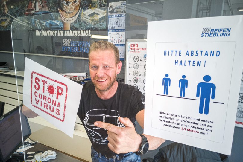 In den Verkaufsräumen - hier in Gelsenkirchen-Erle - stehen zum Schutz der Mitarbeiter Plexiglaswände auf den Verkaufstheken. Die Kunden tragen derweil Mundschutz.
