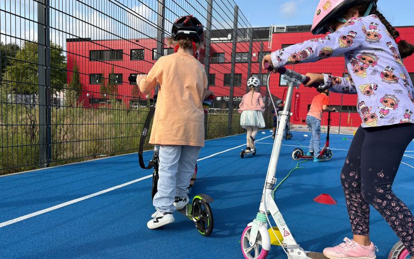 Unterwegs mit dem Tretroller: Bei der Schulanfangsaktion am Donnerstag (4.9.2025) an der Grundschule am Schloss in Baukau mit der Verkehrswacht Wanne-Eickel, HCR, Polizei und Stadt übten über 200 Kinder den potenziellen Schulweg und mögliche Gefahren zu umgehen.