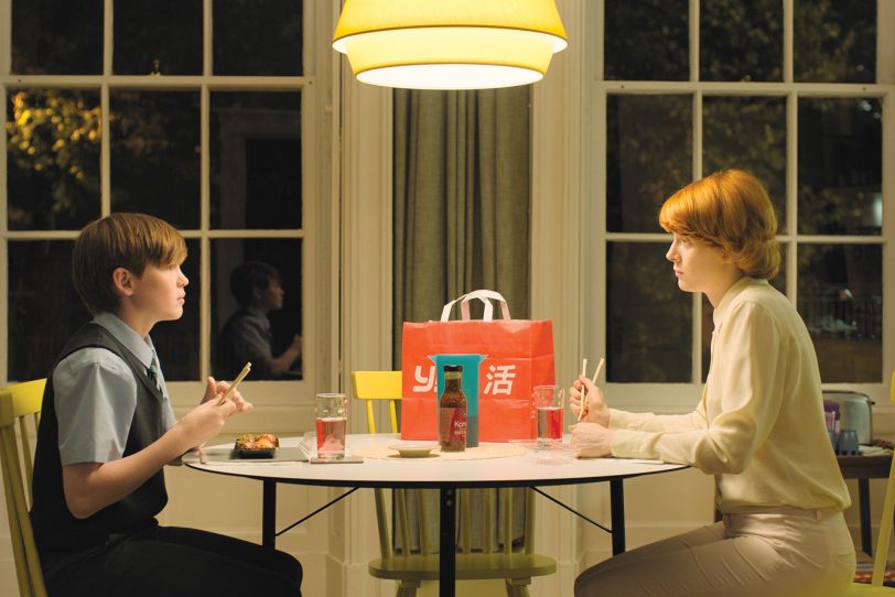 Little Joe – Glück ist ein Geschäft: Joe (Kit Connor) und seine Mutter Alice (Emily Beecham).