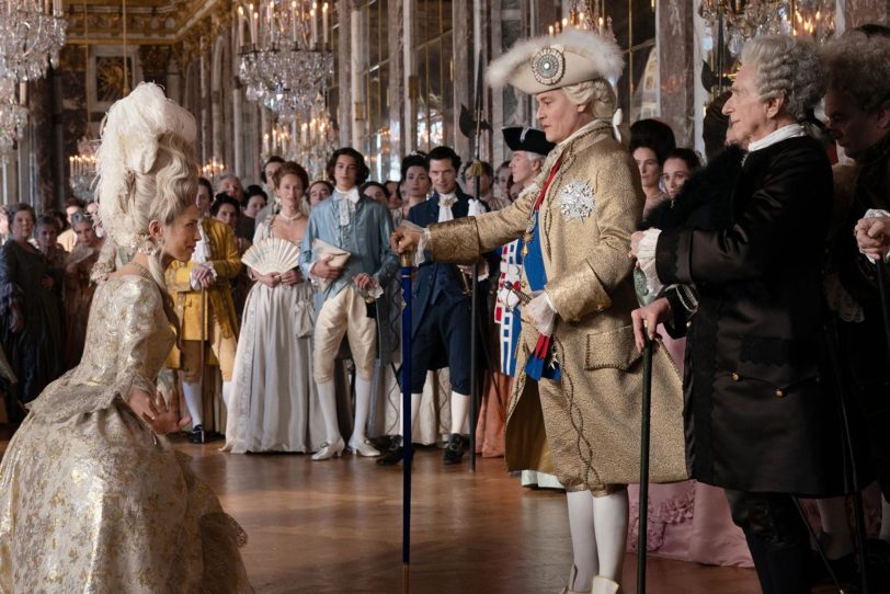 Jeanne du Barry (Maïwenn) wird von König Louis XV. (Johnny Depp) wohlwollend begrüßt zur stillen Freude von Richelieu (Pierre Richard, r.).