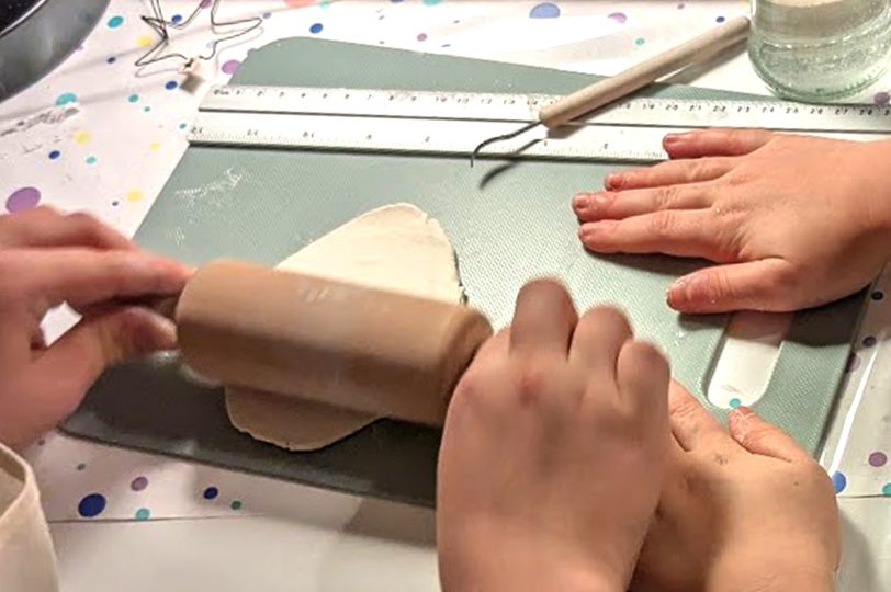 Zweitägiger Workshop in der Kreativwerkstatt &amp;amp;#039;Mondwerkstatt Wanne-Eickel&amp;amp;#039; von Inka Klein-Heidicker. Im Dezember 2025 erstellten elf Kinder im Alter von sieben bis elf Jahren ein Weihnachtsgeschenk: Eine Krippe aus Holz und einer Modelliermasse.