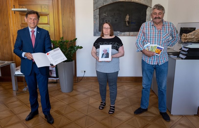Gerd Biedermanns Schwester Ursula Ehrhardt nahm die Ehrung stellvertretend entgegen.