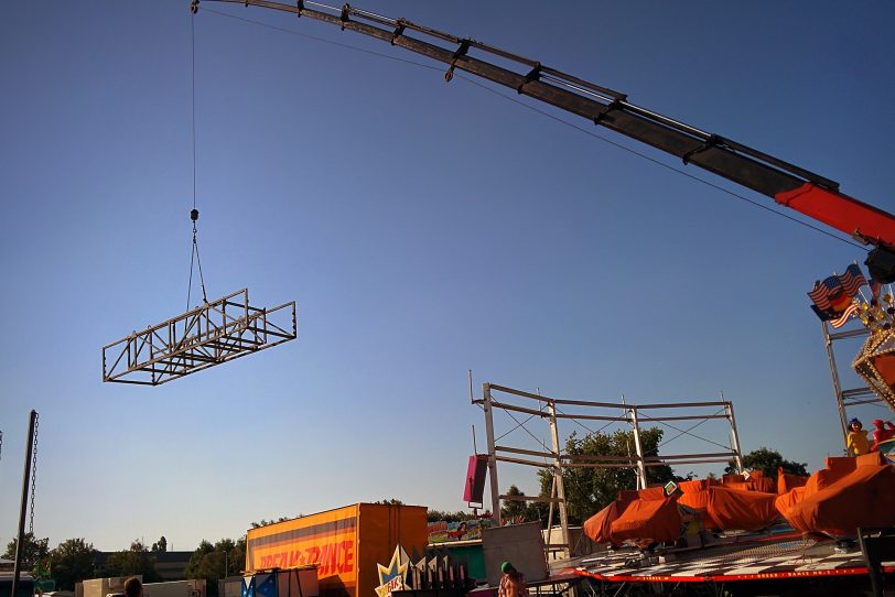 Kirmesaufbau in Crange bei Sommer, Sonne, Sonnenschein