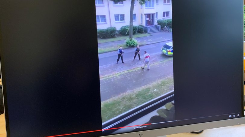 Das Video vom Polizeieinsatz in der Wanner Lindenstraße mit den Beamten und Tarzan Kilic (vorne).