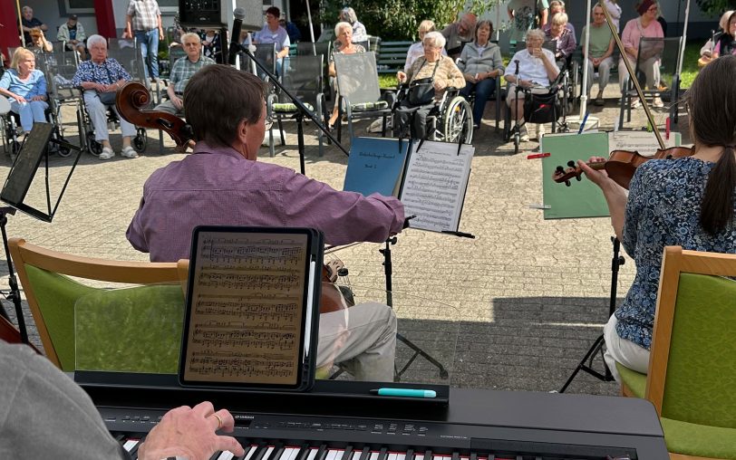 Das Sommerkonzert im Seniorenzentrum Eva-von-Tiele-Winkler-Haus: Christian Ribbe führte das Salonensemble Cantabile.
