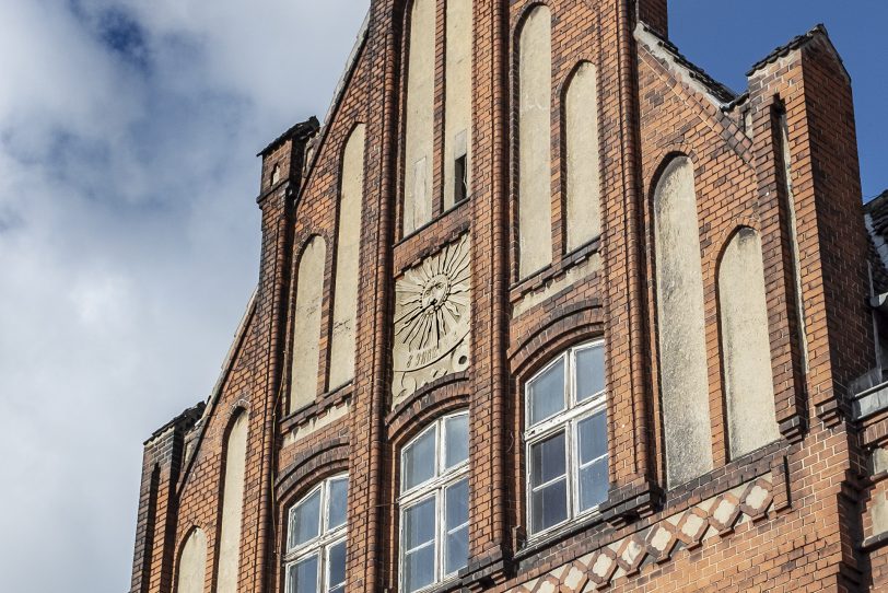 Bedarf keiner Zeitumstellung: die Sonnenuhr am historischen Feuerwehrgerätehaus in Wanne.