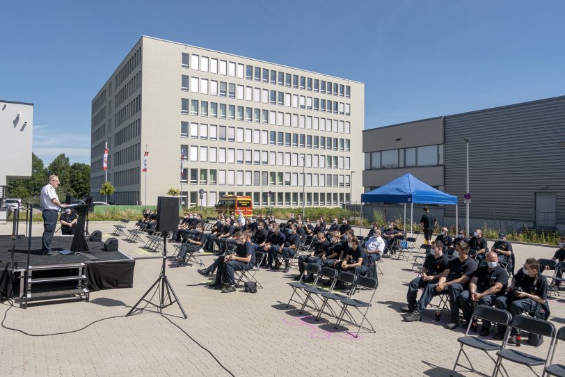 Beförderungen und Ehrungen der Freiwilligen Feuerwehr in Herne (NW), am Samstag (19.06.2021). Aufgrund der Corona-Pandemie fanden diese nicht im Rahmen der jährlichen Hauptversammlung der Feuerwehr Herne statt, sondern in einer Open Air-Veranstaltung am Feuerwehrhaus-Mitte in der Koniner Straße in Holsterhausen statt.