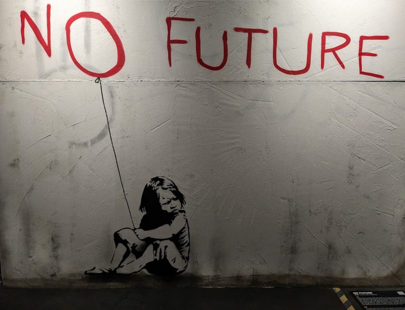 Motive des derzeit wohl bekanntesten aber anonymen Straßenkünstlers Banksy, der mit seinen mal ironischen, mal politischen Graffitis bekannt wurde.