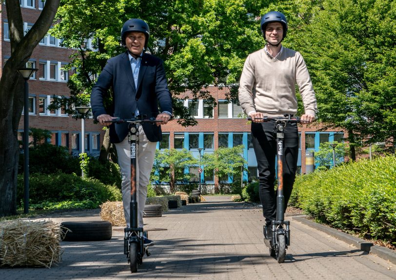 Fahren gerne E-Tretroller: Frank Dudda (.) und Max Hüsch.