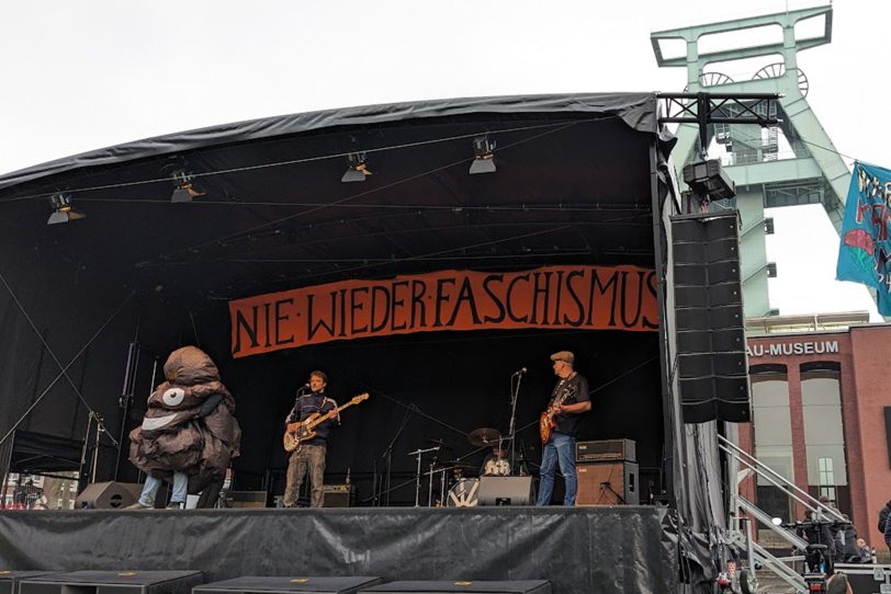 Kundgebung 'Bochum Solidarisch - Hand in Hand gegen Rechts' am Bochumer Bergbaumuseum, Samstag (12.2.2024). im Bild: Die Disponauten.