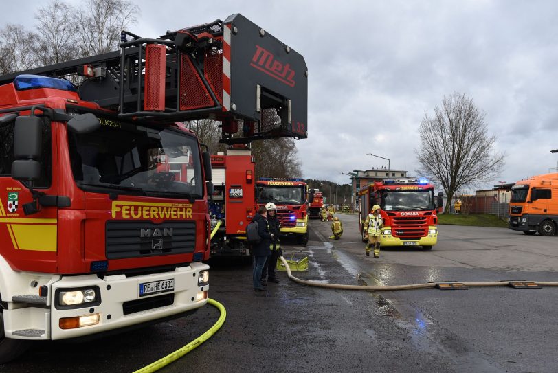 Einsatz der Feuerwehren des Kreises Recklinghausen und der Stadt Herten bei dem Großbrand der Lagerhalle der Hagebau Logistik in Herten (NW), am Sonntag (01.03.2020).