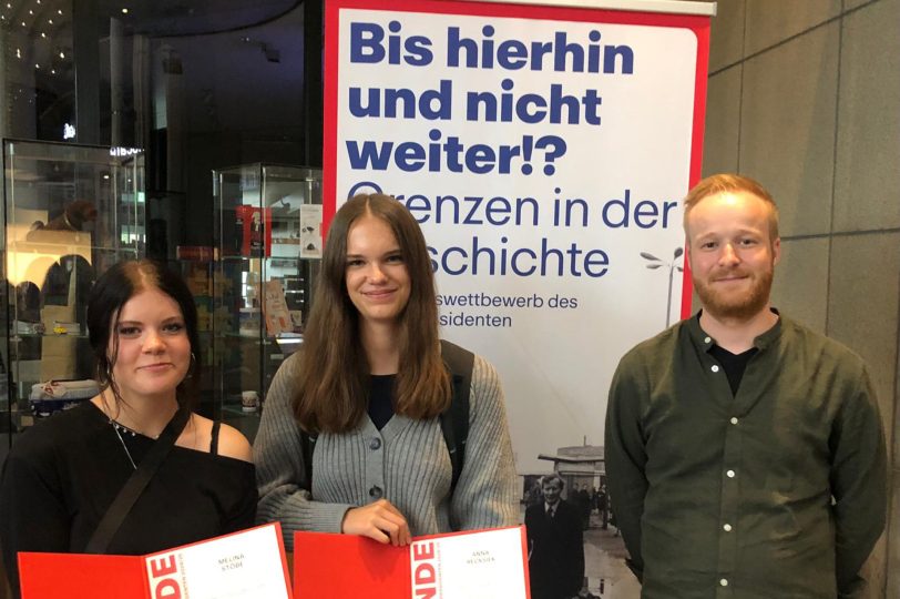 Die Schülerinnen der Klasse 10c, Gym. Eickel, Melina Stöbe und Anna Recksiek mit ihrem Lehrer Michel Wink-Hartmann bei der Preisverleihung des Landes Nordrhein-Westfalen des Geschichtswettbewerbs des Bundespräsidenten 2024/25 im Haus der Geschichte in Bonn