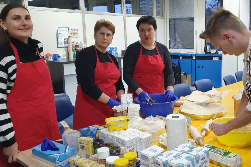 Gemeinsam Backen&Basteln mit den ukrainischen und neu zugewanderten Menschen in der Vorweihnachtszeit 2023.