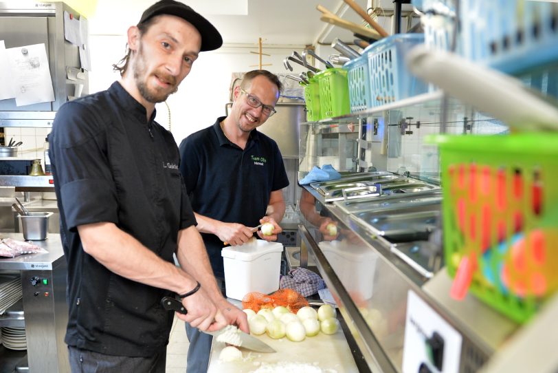 Sardischer Abend im Ollis: v.l. Die Köche Lucas Quickels und Olli Braun schneiden in der Küche von Ollis Restaurant kiloweise Zwiebeln für die Salsiccia-Safran-Tomatensauce.