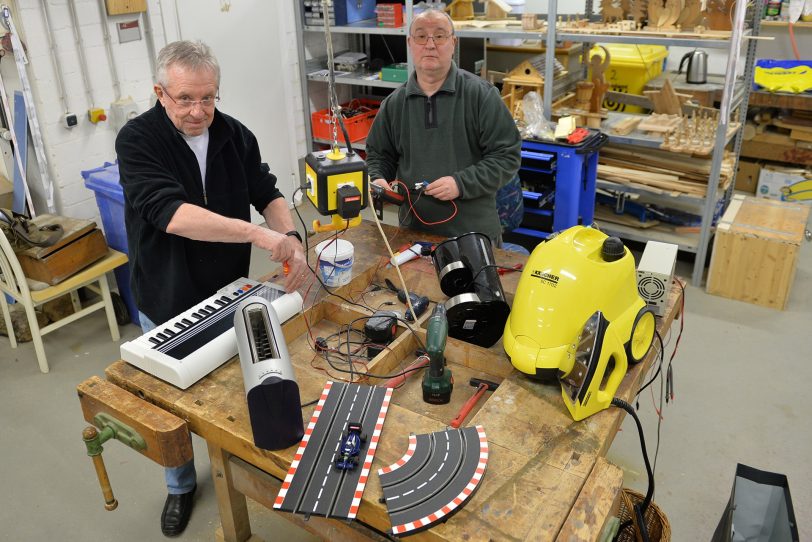 Repair Cafe im Pluto, v.l. Detlef Brune, Rainer Goltz.