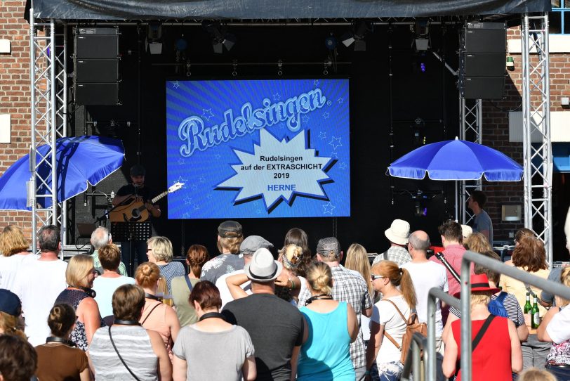 Rudelsingen und Kopfhörerparty sind Tradition in den Flottmann-Hallen.