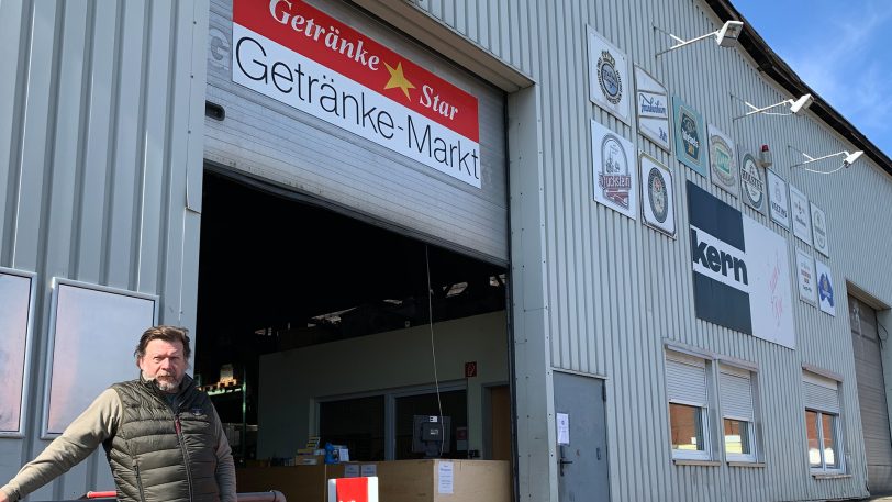 Vor dem Eingang zum Getränke Star: Inhaber Torsten Kern.