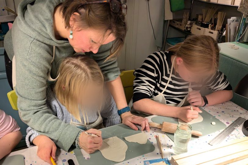 Zweitägiger Workshop in der Kreativwerkstatt &amp;amp;#039;Mondwerkstatt Wanne-Eickel&amp;amp;#039; von Inka Klein-Heidicker. Im Dezember 2025 erstellten elf Kinder im Alter von sieben bis elf Jahren ein Weihnachtsgeschenk: Eine Krippe aus Holz und einer Modelliermasse.