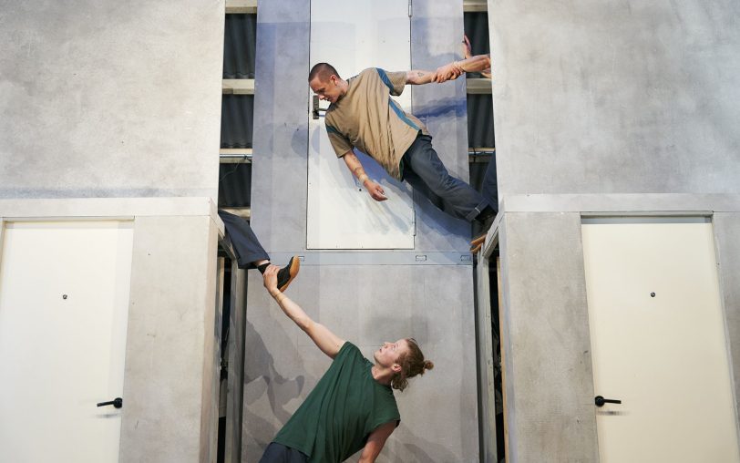 „Exit“ ist eine furiose Verbindung von Zirkus und Tanz des flämischen Choreografen Piet Van Dycke.