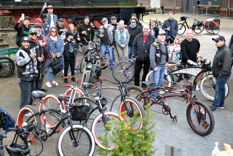 Christian Joswig hatte auch in diesem Jahr wieder eine Cruiser-Gruppe für das Hospiz-Radeln zusammengetrommelt. 30 Cruisern aus dem gesamten Ruhrgebiet traten gemütlich in die Pedalen. Start war am 30.4.2022 das Gleiskaffee Fritzchen.