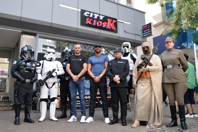 Inhaber Boybauan und Achmed inmitten der Cosplay-Helden der 501st Legion.