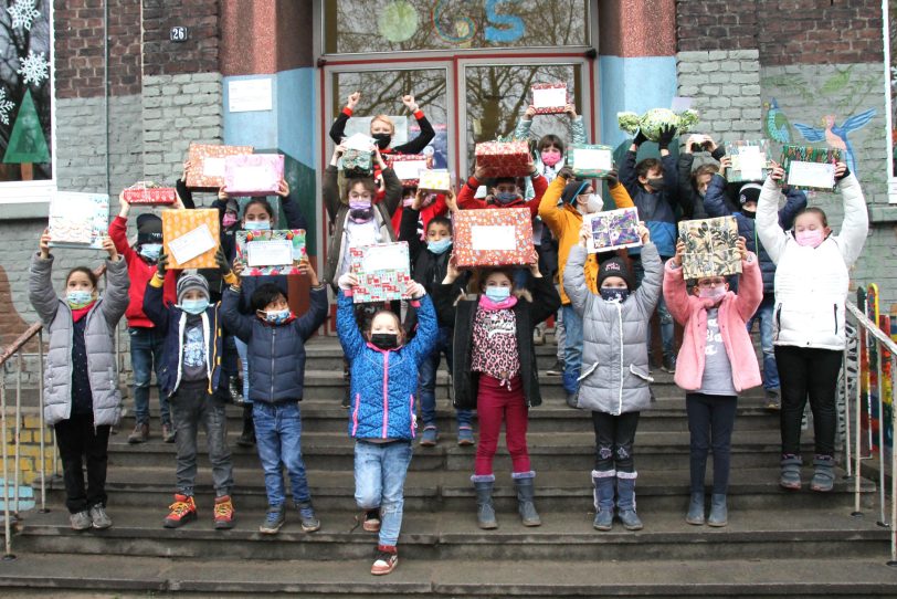 Caritas der Gemeinde St. Marien Baukau beschenkt Grundschüler zum Weihnachtsfest 2021.