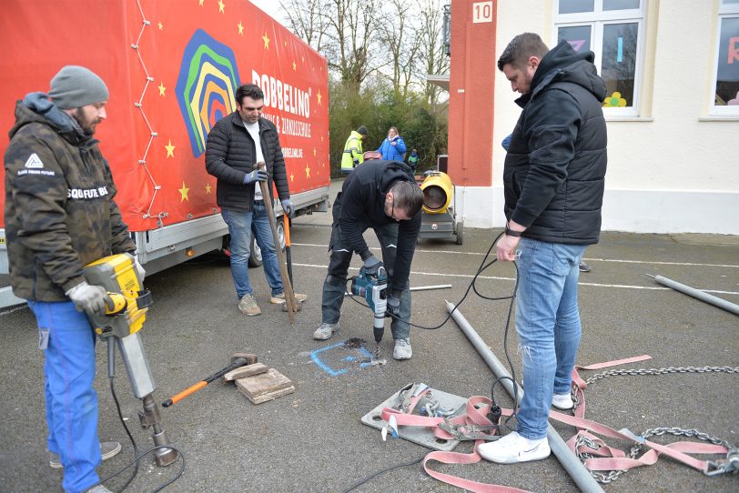 Der Kinder- und Jugendzirkus Dobbelino macht Station an der Grundschule in Holsterhausen, der Sonnenschule. Am Sonntag bauten das Zirkusteam Eltern und Lehrer das Zelt auf dem Schulhof auf.