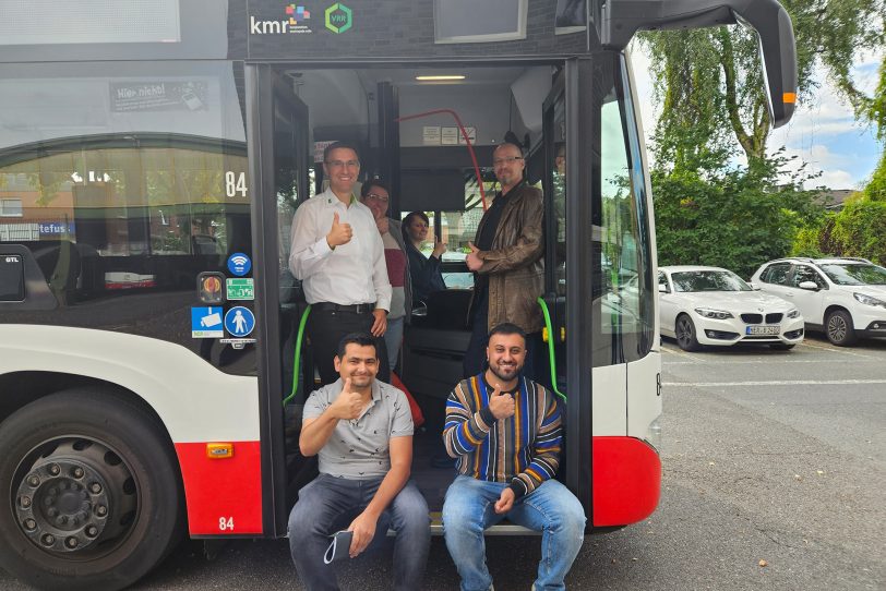 Die Agentur für Arbeit hilft Betrieben, bei der Bewerbersucht. Hier ermöglicht HCR-Verkehrsmeister Torsten Witte (links, stehend) den Interessenten erste Einblicke rund um den Arbeitsplatz in einem Linienbus.