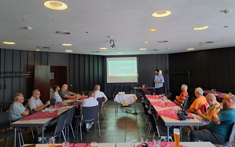 Beim Herner Clubabend des Auto Club Europa (ACE) referierte der ACE-Vertrauensanwalt für Verkehrsrecht, Kevin S. Sarwar (hinten), über Fahrerflucht.