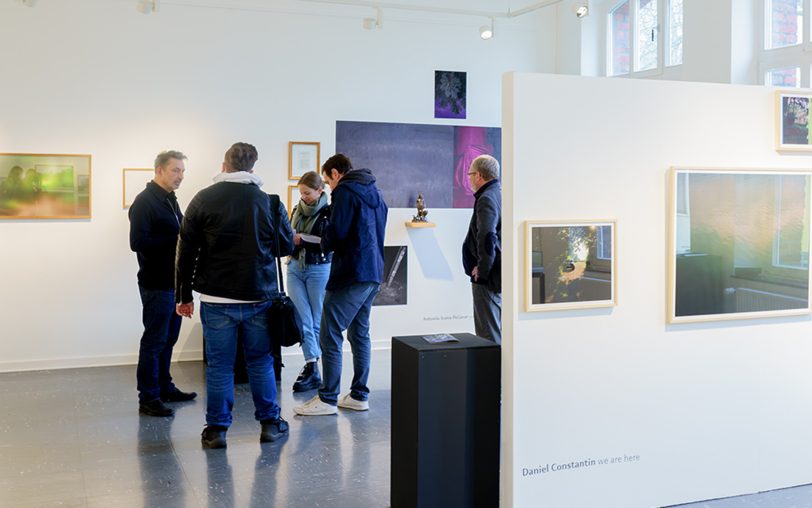 Der Fotograf des städtischen Pressebüros, Thomas Schmidt (li.), hat erneut die Studierenden beim Projekt begleitet - hier erzählt er den Pressevertretern seine Eindrücke und Erlebnisse.