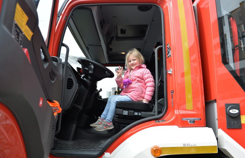 Fabienne (4) im Katastrophenschutz-Fahrzeug.