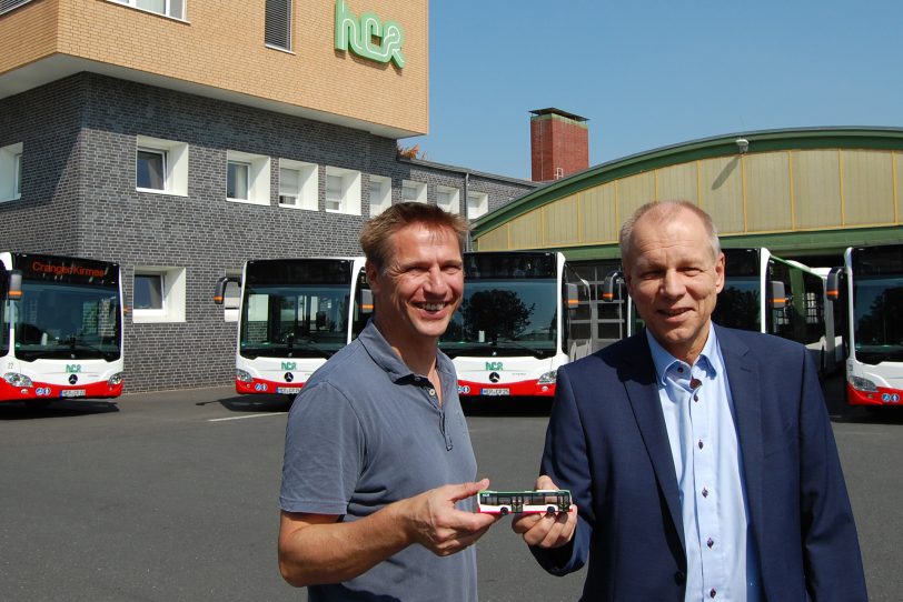 v.l. Betriebsleiter Dirk Person und Geschäftsführer Karsten Krüger präsentieren die neuen Fahrzeuge auf dem HCR-Betriebshof.
