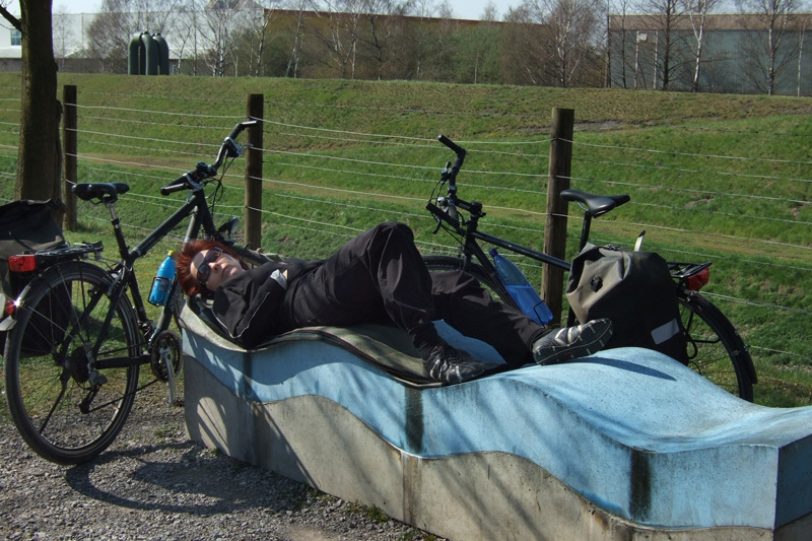 Fahrradfahren und Rasten am Ufer der Emscher.