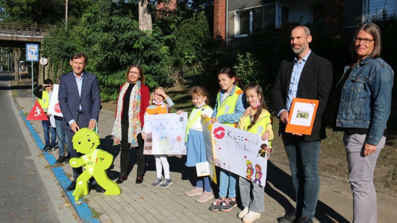 Neue Elternhaltestelle an der Bickernstraße Ecke Michaelstraße eingeweiht, mit dabei OB Dr. Frank Dudda, daneben Schulleiterin der Michaelschule Necla Sezer und Schulpflegschaftsvorsitzender Oliver Schomaker (2.v.r.) sowie Schulpflegschaftsvorsitzende Frauke Wichard (re.).