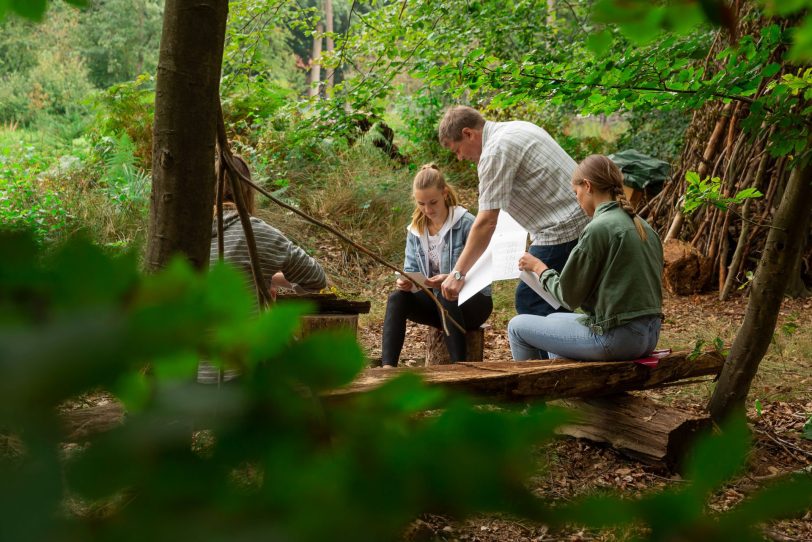 Waldpädagoge Konrad Staschenuk arbeitet mit den Kindern und Jugendlichen in und mit der Natur.