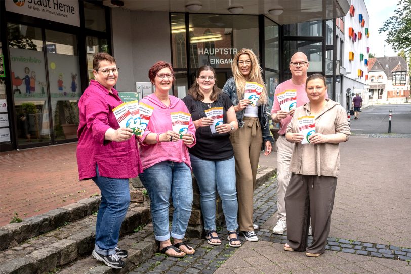 Fachkoordinatorin Heidrun Osterloh (2. v.l.), Stadträtin Stephanie Jordan (3. v.r.), mit Carsten Trippner (2. v.r.), Leiter der Abteilung Sozialhilfe innerhalb und außerhalb von Einrichtungen, und den Kolleginnen vom Team Bildung und Teilhabe mit dem Info-Flyer.