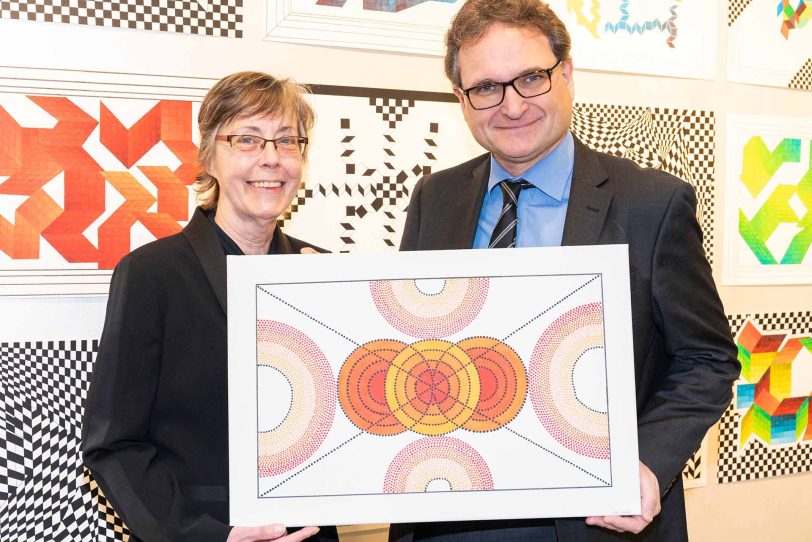 v.l. Künstlerin Ulrike Kos und Dr. Peter W. Nyhuis, Chefarzt und Ärztlicher Direktor des St. Marien Hospital Eickel, die Ausstellung „Geometrische Meditation“ in der Kunststation.