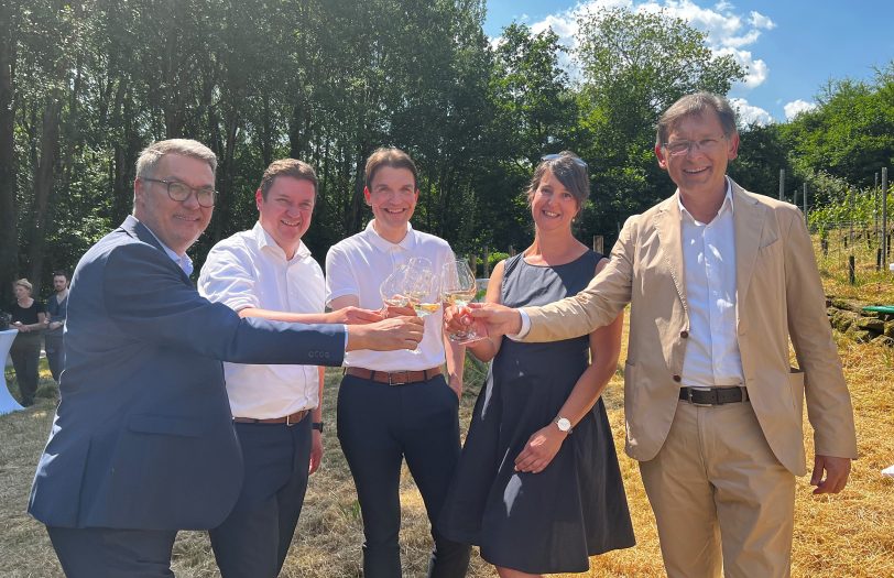 Thomas Westphal, Oberbürgermeister der Stadt Dortmund, Rajko Kravanja, Bürgermeister der Stadt Castrop-Rauxel, Prof. Dr. Uli Paetzel, Vorstandsvorsitzender der Emschergenossenschaft, Winzerin Tina Krachten und Dr. Frank Dudda, Oberbürgermeister der Stadt Herne und zugleich Ratsvorsitzender der Emschergenossenschaft (von links), bei der Verkostung des Emscher-Weins.