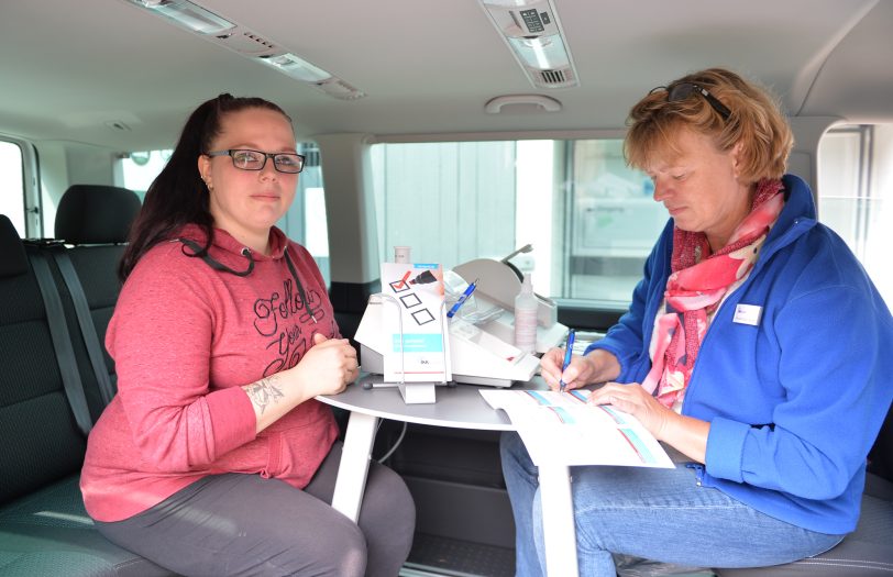 Im IKK Classic-Bus beim Gesundheitscheck: v.l. Yasmin Nett und IKK-Mitarbeiterin Irmtraud Schulte Sasse.