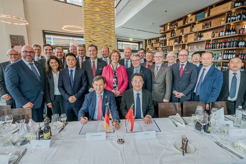 Oberbürgermeister Dr. Frank Dudda und der Parteisekretär von Luzhou, Liu Qiang, vor den Delegationen der Partnerstädte.