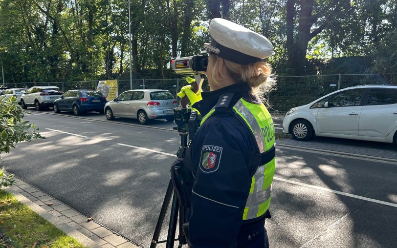 Die NRW-weite Initiative #sicherimStraßenverkehr ist am Freitag (4.10.2024) an der Realschule an der Burg gestartet. Vor Ort waren unter anderem NRW-Innenminister Herbert Reul und NRW-Verkehrsminister Oliver Krischer.