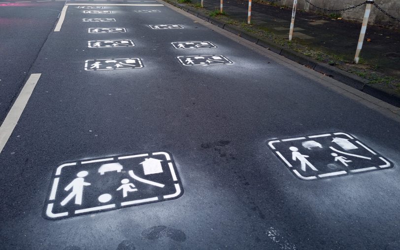 Die Straße wurde mit Spielstraßen-Verkehrsschildern besprüht.