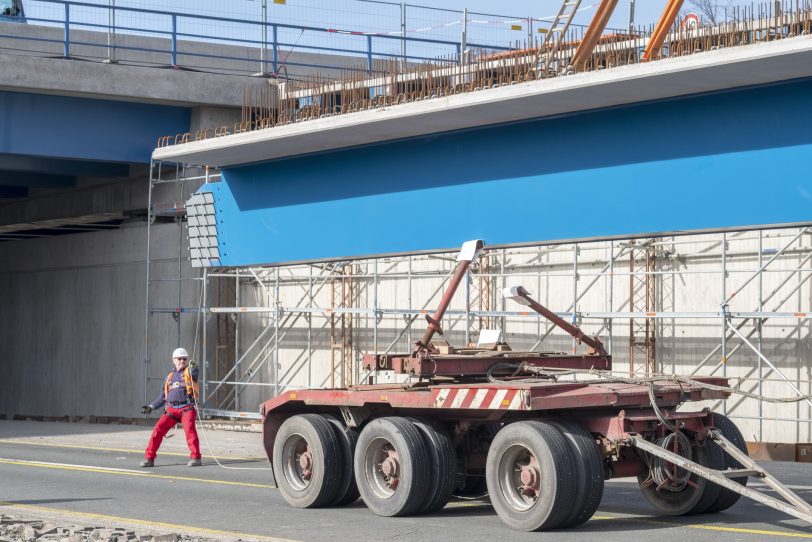 Einschweben von Brückenteilen für den Neubau der Autobahnbrücke der A43 mit der A2 im Autobahnkreuz in Recklinghausen (NW), am Samstag (23.02.2019).