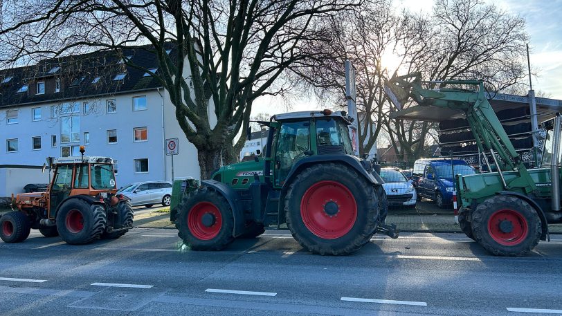 Weil sie mit der aktuellen Politik und den Sparplänen der Bundesregierung unzufrieden sind, beteiligen sich unter anderem Landwirte in Herne an einem Protesttag mit einer Standkundgebung mit mehreren Fahrzeugen an der Castroper Straße.