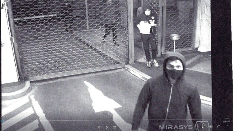 Die Polizei sucht diese Männer nach einem versuchten Automatenaufbruch im Parkhaus am Kino an der Museumsstraße.